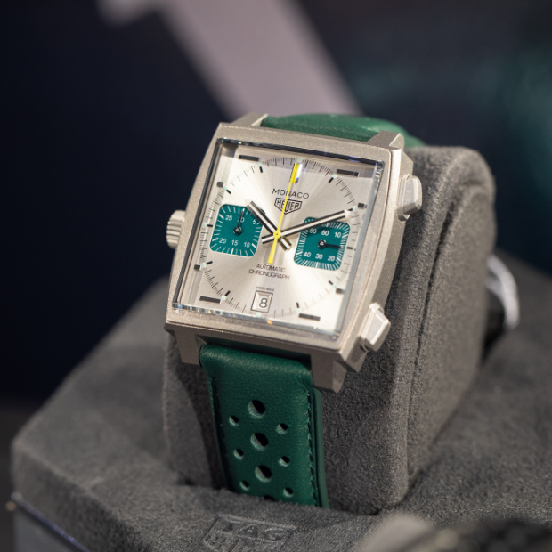  A stylish watch featuring a green strap and a classic white face, perfect for any occasion.